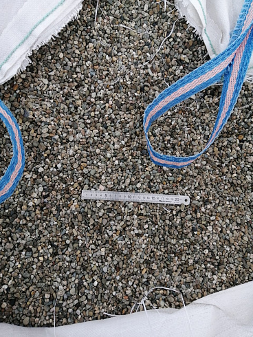 Kamenclub.ru: Галька речная окат (серая) фр.3-5 мм купить  во Владимире галька речная серая бежевый темно-серый окатанный речной камень округлый 9500 руб/т   фото КАМЕНЬ КЛУБ