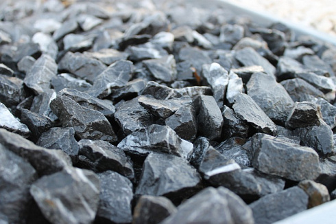 Kamenclub.ru: Щебень крошка черный (мрамор) фр. 20-40 мм.  купить во Владимире мрамор черный с белыми прожилками мраморная каменная крошка 11000 руб/т   фото КАМЕНЬ КЛУБ