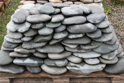 Kamenclub.ru: Галька речная плоская (темно-серая) фр. 100-200-300 мм. купить  во Владимире галька речная плоская темно-серый, серый, синий речной галечник плоский 9000 руб/т   фото КАМЕНЬ КЛУБ