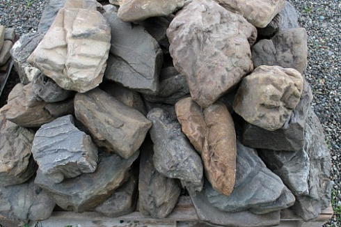 Kamenclub.ru: Песчаник декоративный ландшафтный (фр. 300-500 мм)  купить во Владимире песчаник желтый рыжий серый зеленый валун речной окатанный природный песчаника 4 500 руб/т   фото КАМЕНЬ КЛУБ