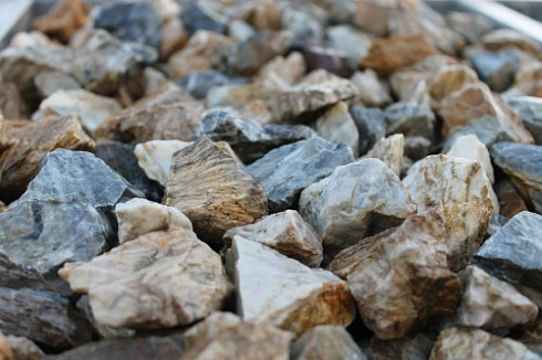 Kamenclub.ru: Мраморная крошка (щебень крошка медовый) фр. 20-40 мм.  купить во Владимире мрамор бежевый рыжий желтый ландшафтная мраморная крошка 12000 руб/т   фото КАМЕНЬ КЛУБ