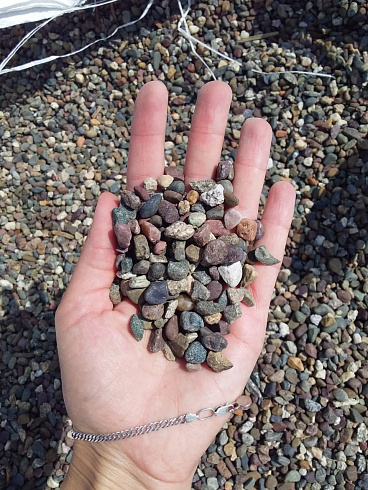 Kamenclub.ru: Галька речная окат цветная фр.5-10 мм. купить  во Владимире галька речная белый, серый, красноватый, синий, темно-серый речная окатанная галька декоративная 6800 руб/т   фото КАМЕНЬ КЛУБ