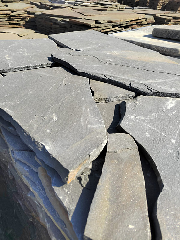 Kamenclub.ru: Песчаник пластушка светло-серый (3,0 см)  купить во Владимире песчаник светло-серый, серый песчаник рваный ландшафтный колотый 13800 руб/м3   фото КАМЕНЬ КЛУБ