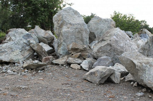 Kamenclub.ru: Змеевик скальник фр. 500-1500 мм.  купить во Владимире змеевик зеленый серый черный глыба скальная колотая 7500 руб/т   фото КАМЕНЬ КЛУБ