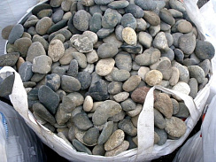 Kamenclub.ru: Галька речная плоская (ассорти) фр. 100-200-300 мм. купить во Владимире галька плоская разноцветная серый белый темно-серый синий речная галька ландшафтная 8000 руб/т   фото КАМЕНЬ КЛУБ