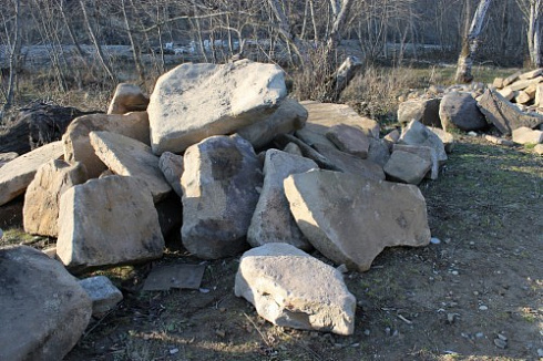 Kamenclub.ru: Песчаник плиты - плахи - пошаговые дорожки (фр. 70-150 мм)  купить во Владимире песчаник серый бежевый желтый зеленый колотый песчаник строительный 6500 руб/т   фото КАМЕНЬ КЛУБ