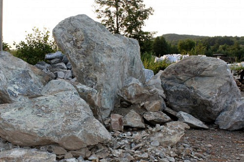 Kamenclub.ru: Змеевик скальник фр. 500-1500 мм.  купить во Владимире змеевик зеленый серый черный глыба скальная колотая 7500 руб/т   фото КАМЕНЬ КЛУБ