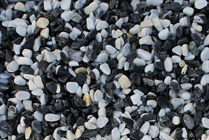Kamenclub.ru: Мраморная крошка (щебень галтованный микс:белый-черный) фр.10-20 мм.  купить во Владимире мрамор белый, черный окатанные округлые декоративные ландшафтные камни щебня 15500 руб/т   фото КАМЕНЬ КЛУБ