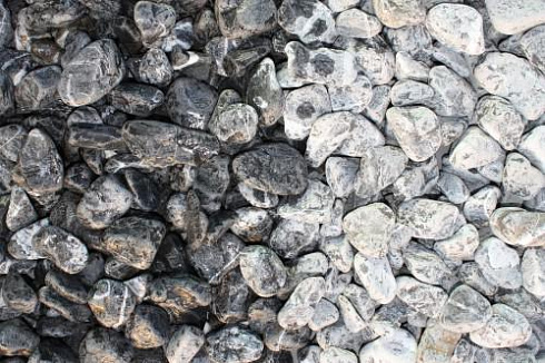 Kamenclub.ru: Щебень галтованный черный (мрамор) фр.20-40 мм.  купить во Владимире мрамор черный с белыми прожилками мрамор окатанный округлый 15000 руб/т   фото КАМЕНЬ КЛУБ