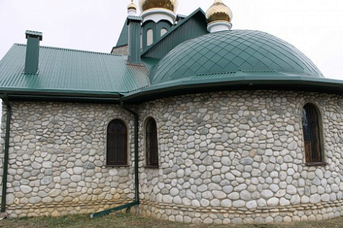 Kamenclub.ru: Галька речная плоская (бело-серая) фр. 100-200-300 мм. купить  во Владимире галька речная плоская серый, белый, бело-серый, серо-белый речная галька плоская  9000 руб/т   фото КАМЕНЬ КЛУБ