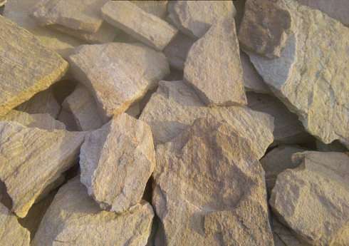 Kamenclub.ru: Песчаник пластушка "фонтанка" желтая (3,0 - 5,0 см)  купить во Владимире песчаник желтая, рыжий, желтый песчаник колотый рваный со сколом облицовочный 16200 руб/м3   фото КАМЕНЬ КЛУБ