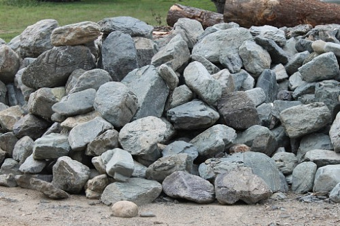 Kamenclub.ru: Гранит скальник (серо-зеленый) фр. 100-500 мм.  купить во Владимире гранит зеленый, серый, салатовый крупный ландшафтный валун 6 000 руб/т   фото КАМЕНЬ КЛУБ