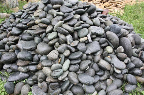 Kamenclub.ru: Темно-серый валунчик фр.100-300 мм.  купить во Владимире крупный природный камень серый, темно-серый, светло-серый речная галька большого размера окатанная 4500 руб/т   фото КАМЕНЬ КЛУБ