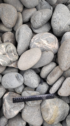 Kamenclub.ru: Галька речная окат (темно-серая) фр. 70-150 мм. купить  во Владимире галька речная темно-серая, синяя, серая речная галька округлая  8000 руб/т   фото КАМЕНЬ КЛУБ
