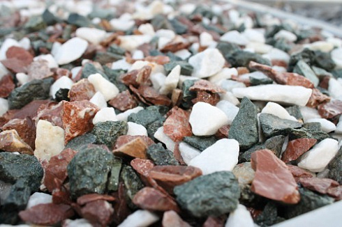 Kamenclub.ru: Мраморная крошка (щебень крошка микс: белый-зеленый-розовый) фр. 10-20 мм.  купить во Владимире мрамор белый, зеленый, розовый декоративный ландшафтный колотый щебень 12000 руб/т   фото КАМЕНЬ КЛУБ