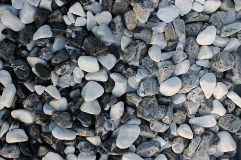 Kamenclub.ru: Мраморная крошка (щебень галтованный микс:: белый-черный) фр.20-40 мм  купить во Владимире мрамор белый, черный мраморный галтованный щебень 15500 руб/т   фото КАМЕНЬ КЛУБ