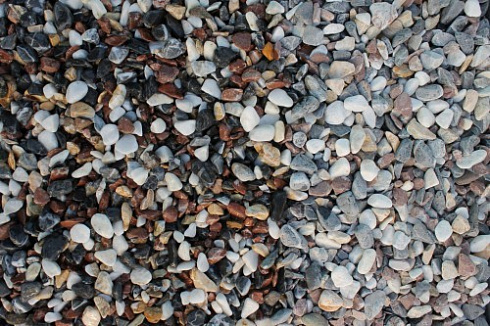 Kamenclub.ru: Мраморная крошка (щебень галтованный микс:белый-черный-розовый-медовый) фр.10-20 мм.  купить во Владимире мрамор белый, медовый, черный, розовый мраморный декоративный ландшафтный окатанный округлый галтованный щебень 15500 руб/т   фото КАМЕНЬ КЛУБ