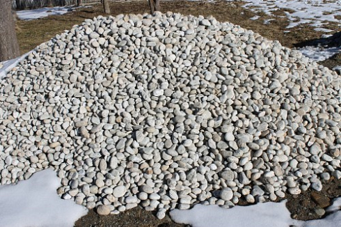 Kamenclub.ru: Галька речная окат (серо-белая) фр. 70-120 мм купить  во Владимире галька галечник бело-серая, серо-белая, серая, белая речная природная галька  8000 руб/т   фото КАМЕНЬ КЛУБ