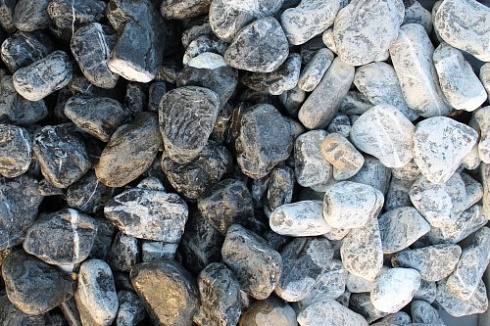 Kamenclub.ru: Щебень галтованный черный (мрамор) фр. 50-100 мм.  купить во Владимире мрамор черный с белыми прожилками щебень ландшафтный мраморный 15000 руб/т   фото КАМЕНЬ КЛУБ