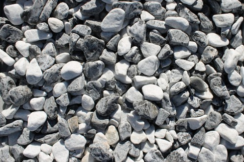 Kamenclub.ru: Мраморная крошка (щебень галтованный микс:: белый-черный) фр.20-40 мм  купить во Владимире мрамор белый, черный мраморный галтованный щебень 15500 руб/т   фото КАМЕНЬ КЛУБ