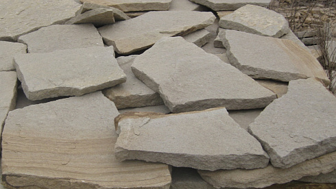 Kamenclub.ru: Песчаник пластушка светло-серый (2,0 см)  купить во Владимире плитняк- ластушка светло-серый, серый рваный ландшафтный плитняк колотый 13800 руб/м3   фото КАМЕНЬ КЛУБ