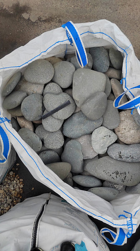 Kamenclub.ru: Галька речная плоская (темно-серая) фр. 70-150 мм. купить  во Владимире галечник природный темно-серый серый синий речная плоская природная окатанная  9000 руб/т   фото КАМЕНЬ КЛУБ