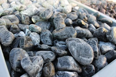 Kamenclub.ru: Щебень галтованный черный (мрамор) фр.20-40 мм.  купить во Владимире мрамор черный с белыми прожилками мрамор окатанный округлый 15000 руб/т   фото КАМЕНЬ КЛУБ