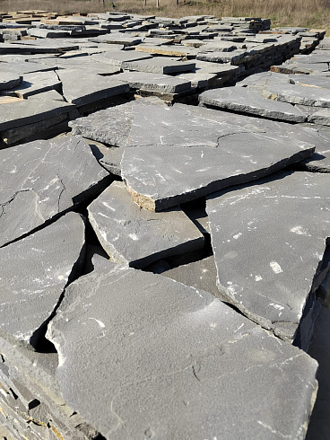 Kamenclub.ru: Песчаник пластушка светло-серый (2,0 см)  купить во Владимире плитняк- ластушка светло-серый, серый рваный ландшафтный плитняк колотый 13800 руб/м3   фото КАМЕНЬ КЛУБ