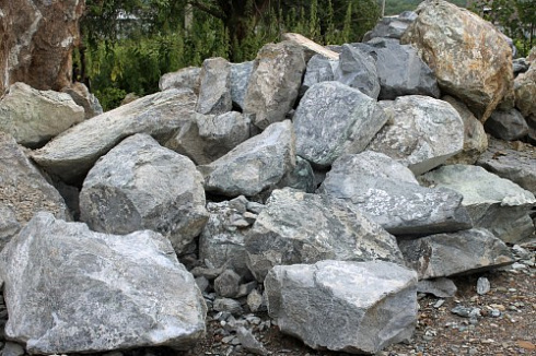 Kamenclub.ru: Змеевик скальник фр. 500-1500 мм.  купить во Владимире змеевик зеленый серый черный глыба скальная колотая 7500 руб/т   фото КАМЕНЬ КЛУБ