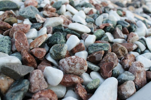 Kamenclub.ru: Мраморная крошка (щебень галтованный микс:белый-зеленый-розовый) фр.20-40 мм.  купить во Владимире мрамор белый, зеленый, розовый мрамор декоративный (галтовка) 15500 руб/т   фото КАМЕНЬ КЛУБ