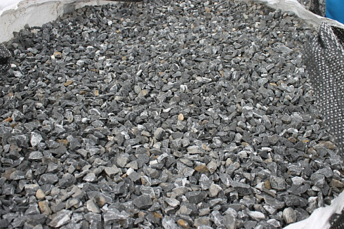 Kamenclub.ru: Щебень крошка черный (мрамор) фр. 40-70 мм.  купить во Владимире мрамор черный с белыми прожилками, черный, белый декоративный щебень 11000 руб/т   фото КАМЕНЬ КЛУБ