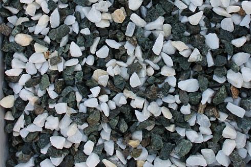 Kamenclub.ru: Мраморная крошка (щебень крошка микс: белый-зеленый) фр. 10-20 мм.  купить во Владимире мрамор белый, зеленый каменная ландшафтная декоративная крошка щебня 9500 руб/т   фото КАМЕНЬ КЛУБ