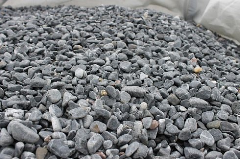 Kamenclub.ru: Щебень галтованный черный (мрамор) фр.10-20 мм.  купить во Владимире мрамор черный с белыми прожилками, черный, белый окатанный округлый ландшафтный декоративный щебень 15000 руб/т   фото КАМЕНЬ КЛУБ