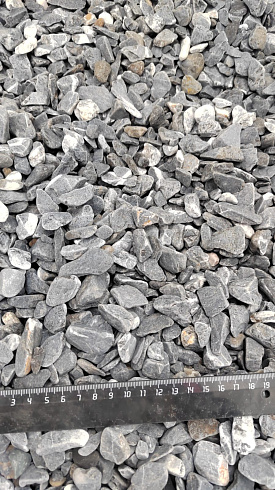 Kamenclub.ru: Щебень галтованный черный (мрамор) фр.10-20 мм.  купить во Владимире мрамор черный с белыми прожилками, черный, белый окатанный округлый ландшафтный декоративный щебень 15000 руб/т   фото КАМЕНЬ КЛУБ