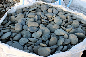 Kamenclub.ru: Галька речная плоская (темно-серая) фр. 100-200-300 мм. купить во Владимире галька речная плоская темно-серый, серый, синий речной галечник плоский 9000 руб/т   фото КАМЕНЬ КЛУБ
