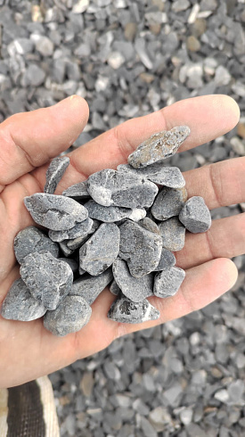 Kamenclub.ru: Щебень галтованный черный (мрамор) фр.10-20 мм.  купить во Владимире мрамор черный с белыми прожилками, черный, белый окатанный округлый ландшафтный декоративный щебень 15000 руб/т   фото КАМЕНЬ КЛУБ