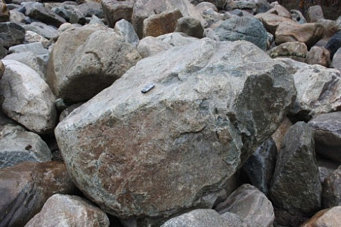 Kamenclub.ru: Гранит скальник (серо-зеленый) фр. 500-1500 мм.  купить во Владимире гранит мрамор  серый зеленый темно-серый глыба скальная колотая ландшафтная 7 500 руб/т   фото КАМЕНЬ КЛУБ