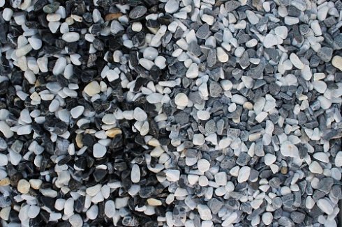 Kamenclub.ru: Мраморная крошка (щебень галтованный микс:белый-черный) фр.10-20 мм.  купить во Владимире мрамор белый, черный окатанные округлые декоративные ландшафтные камни щебня 15500 руб/т   фото КАМЕНЬ КЛУБ