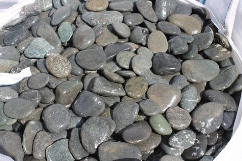 Kamenclub.ru: Галька речная плоская (темно-серая) фр. 100-200-300 мм. купить  во Владимире галька речная плоская темно-серый, серый, синий речной галечник плоский 9000 руб/т   фото КАМЕНЬ КЛУБ