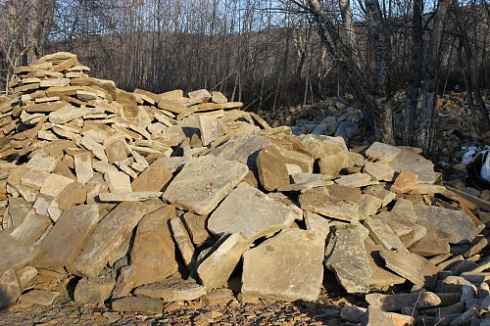 Kamenclub.ru: Песчаник плиты - плахи - пошаговые дорожки (фр. 70-150 мм)  купить во Владимире песчаник серый бежевый желтый зеленый колотый песчаник строительный 6500 руб/т   фото КАМЕНЬ КЛУБ