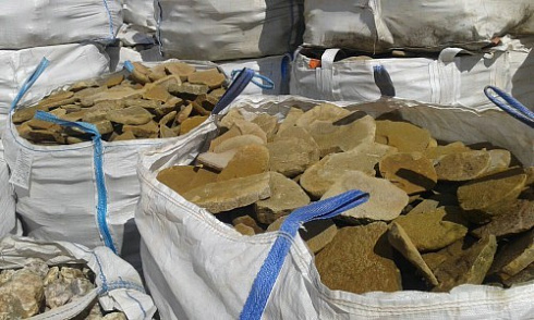 Kamenclub.ru: Песчаник колотый для облицовки (фр. 2-3 см)  купить во Владимире песчаник бежевый серый рыжий песчаник строительный 5000 руб/т   фото КАМЕНЬ КЛУБ