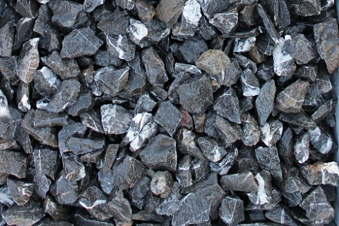 Kamenclub.ru: Щебень крошка черный (мрамор) фр. 3-5 мм.  купить во Владимире мрамор черный белый с прожилками щебень мраморный декоративный колотый 18000 руб/т   фото КАМЕНЬ КЛУБ