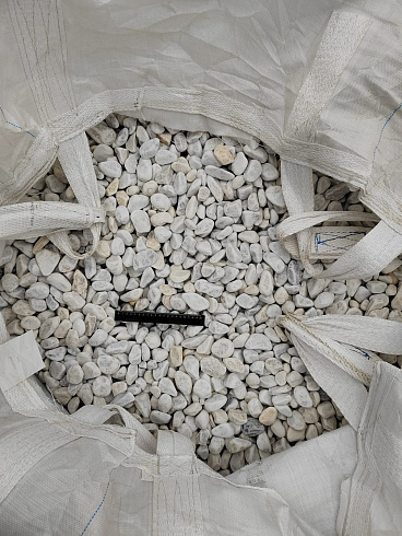 Kamenclub.ru: Мраморная крошка (щебень галтованный белый) фр.40-70 мм.  купить во Владимире мрамор белый молочный айвори окатанный округлый природный камень 17000 руб/т   фото КАМЕНЬ КЛУБ