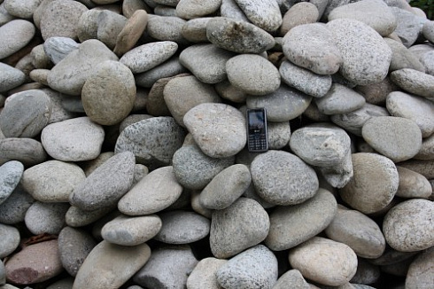 Kamenclub.ru: Галька речная плоская (серо-белая) фр. 70-120 мм. купить  во Владимире галька галечник речной серый, белый окатанная плоская  природная галька 9000 руб/т   фото КАМЕНЬ КЛУБ