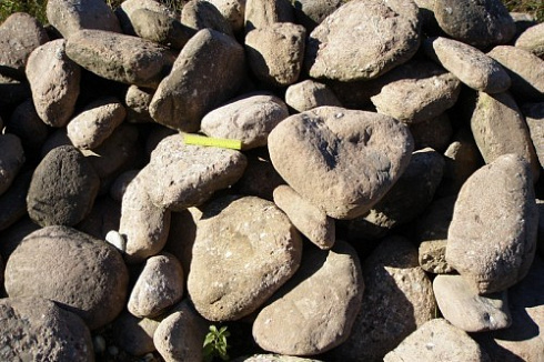 Kamenclub.ru: Конгломераты фр. 300-1000 мм.  купить во Владимире кварц мрамор диабаз коричневый, серый зеленоватый речной валун крупный 6500 руб/т   фото КАМЕНЬ КЛУБ