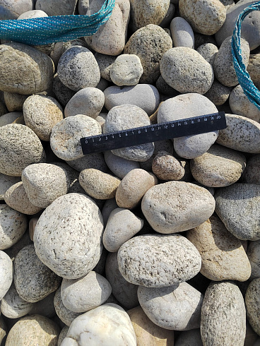 Kamenclub.ru: Галька речная окат (серо-белая) фр. 70-120 мм купить  во Владимире галька галечник бело-серая, серо-белая, серая, белая речная природная галька  8000 руб/т   фото КАМЕНЬ КЛУБ