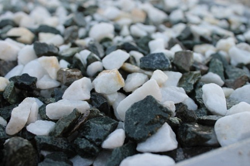 Kamenclub.ru: Мраморная крошка (щебень крошка микс: белый-зеленый) фр. 10-20 мм.  купить во Владимире мрамор белый, зеленый каменная ландшафтная декоративная крошка щебня 9500 руб/т   фото КАМЕНЬ КЛУБ