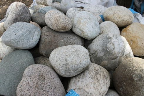 Kamenclub.ru: Речной валун (Ассорти) фр.100-300 мм.  купить во Владимире галечник серый, темно-серый, светло-серый речная галька крупных размеров 4200 руб/т   фото КАМЕНЬ КЛУБ