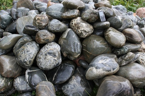 Kamenclub.ru: Валунчик Паутинник фр.100-300 мм  купить во Владимире крупный природный камень галечник темно-серый с прожилками белый черный речной валунчик 5000 руб/т   фото КАМЕНЬ КЛУБ