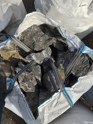 Kamenclub.ru: Черный мрамор скальник фр. 100-500 мм.  купить во Владимире мрамор черный белый серый крупный колотый валун ландшафтный 8500 руб/т   фото КАМЕНЬ КЛУБ